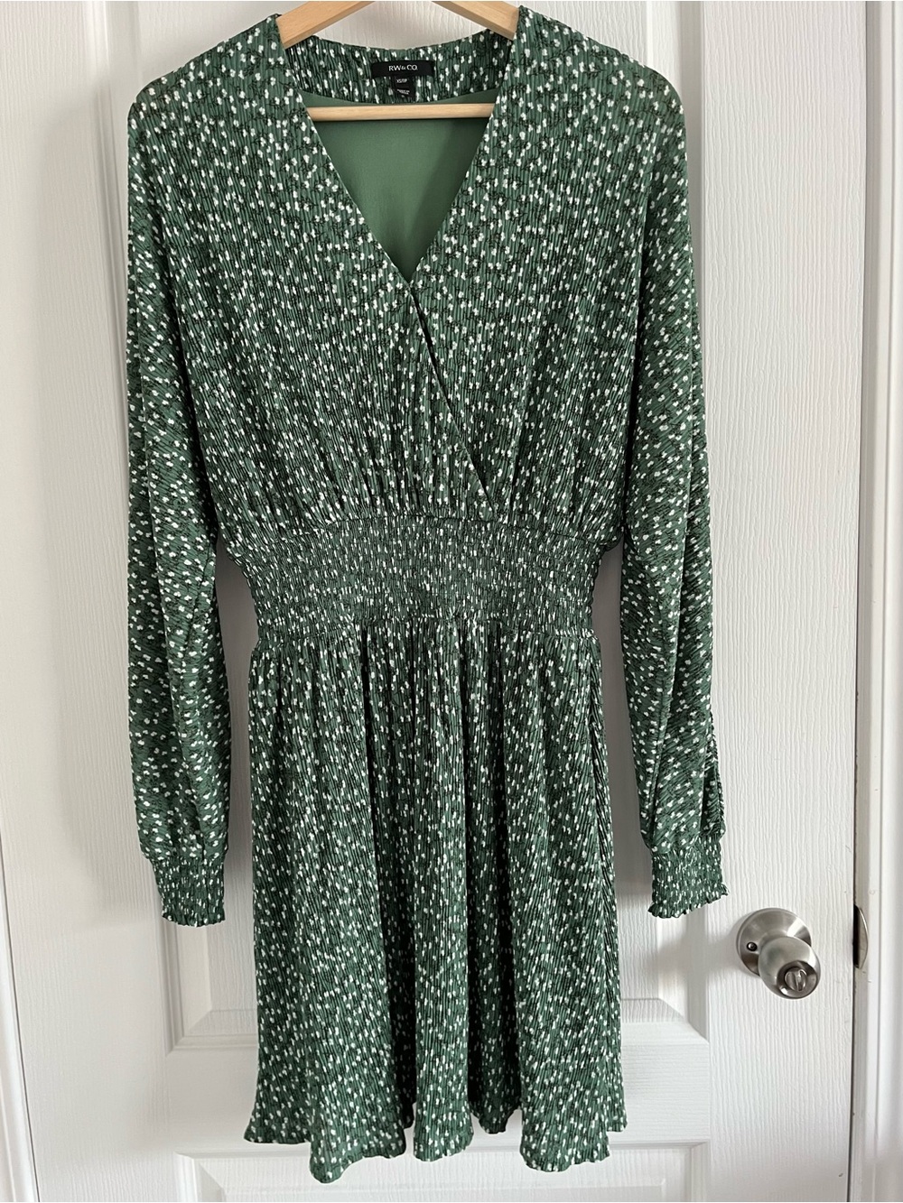 RW&CO. Green V-Neck Smocked-Waist Long Sleeve Dress XS - Picture 2 of 15